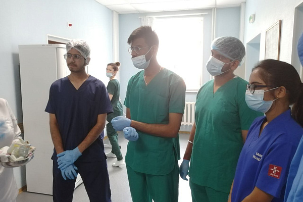И снова здравствуйте! Иностранные студенты Мединститута СурГУ вернулись в Сургутскую травмбольницу на очередную практику
