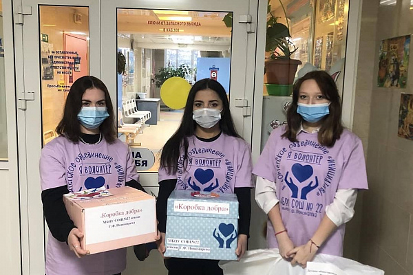 Волонтеры продолжают активно поддерживать всесезонную акцию «Коробка храбрости» и радовать юных пациентов Сургутской травмбольницы 
