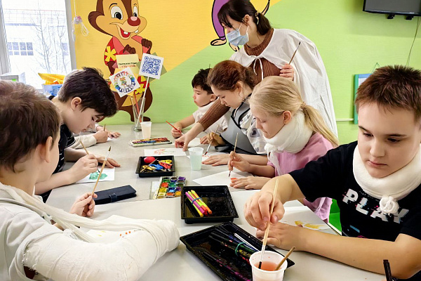 Письма надежды. Маленьких пациентов травмбольницы научили складывать фронтовые треугольники