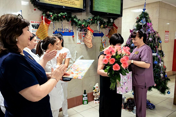 Коллектив Сургутской травмбольницы поздравляет с юбилеем одного из самых опытных сотрудников – медсестру Галину Лунгу