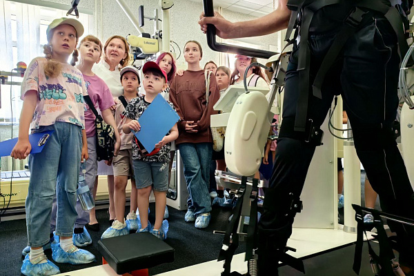 Во время экскурсии по травмбольнице школьники на себе опробовали тренажеры для реабилитации