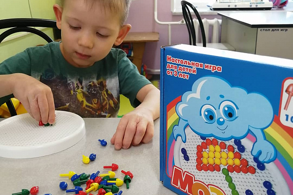 Волонтеры продолжают активно поддерживать всесезонную акцию «Коробка храбрости» и радовать юных пациентов Сургутской травмбольницы 