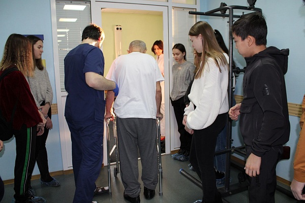 «Буду нейрохирургом!» В Травматологической больнице Сургута прошла экскурсия для учеников Технологической школы города