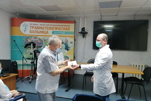 Отличники в белых халатах. Минздрав присвоил высокие звания пятерым сотрудникам Сургутской травмбольницы