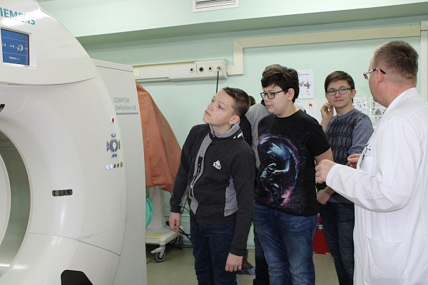 В Травмбольнице прошла экскурсия для учеников Технологической школы Сургута 