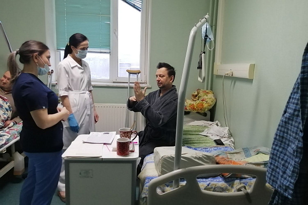 Объясняем на пальцах. Специалистом по сурдокоммуникации пополнился коллектив  Сургутской травмбольницы