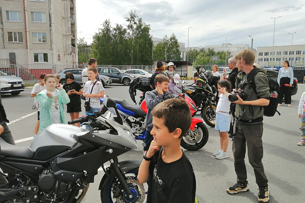 Крутые парни носят шлемы! Сургутские байкеры рассказали юным велосипедистам о важности защитной экипировки