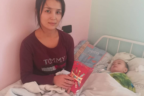 Всегда рады встрече! Пациентов детских отделений Сургутской травмбольницы вновь порадовал визит Деда Мороза 