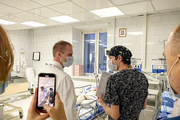 «Работа выстроена в нужном направлении». Руководитель окружного Депздрава Р.В. Паськов побывал в Сургутской травмбольнице