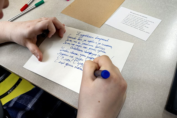 Письма надежды. Маленьких пациентов травмбольницы научили складывать фронтовые треугольники