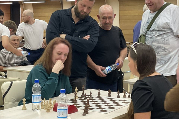 Медсестра Сургутской травмбольницы стала лучшей шахматисткой года среди медиков Югры