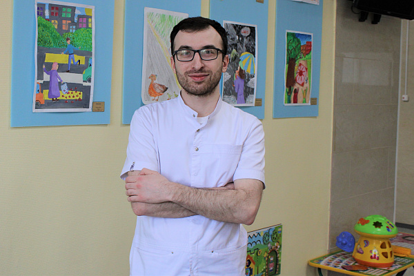 Специалист на миллион. Иногородний врач получил окружную выплату после трудоустройства в Сургутскую травмбольницу.