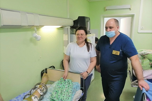 При участии пациентов и медперсонала травмбольницы сургутские волонтёры разрабатывают одежду для военных госпиталей