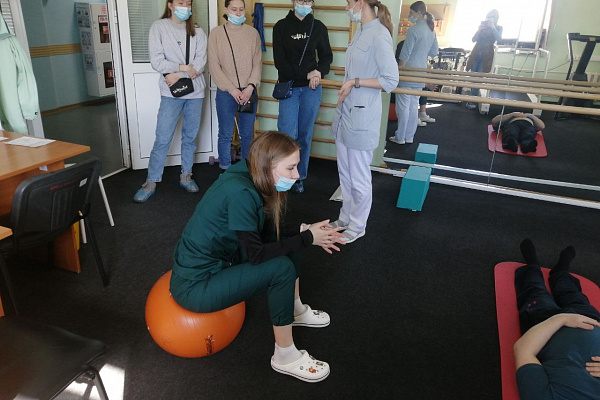 Трудно, но интересно. Будущие специалисты по адаптивной физкультуре познакомились с реабилитационной службой Сургутской травмбольницы