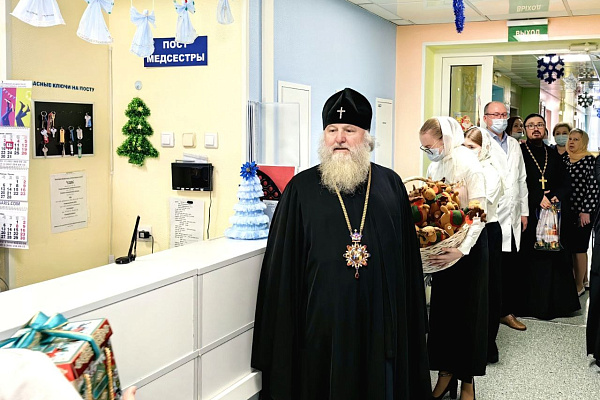 Митрополит Ханты-Мансийский и Сургутский Павел поздравил с Рождеством пациентов и коллектив детских отделений Сургутской травмбольницы