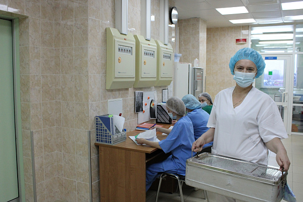 Выносливые, уравновешенные, многозадачные. Хозяйки операционных отмечают профессиональный праздник