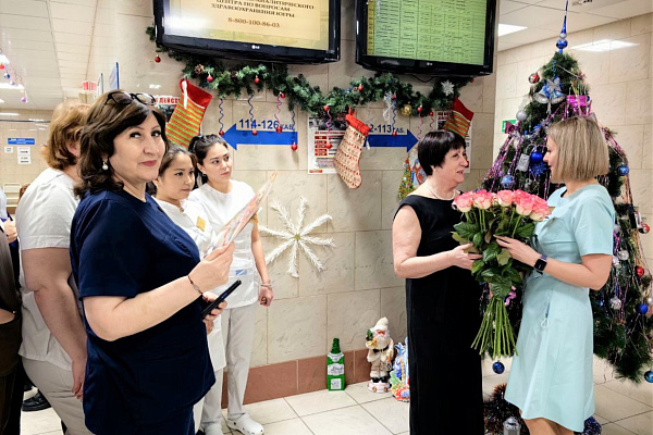 Коллектив Сургутской травмбольницы поздравляет с юбилеем одного из самых опытных сотрудников – медсестру Галину Лунгу