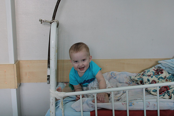 Прихожане и священнослужители храма святителя Луки поздравили пациентов детских отделений травмбольницы с Рождеством