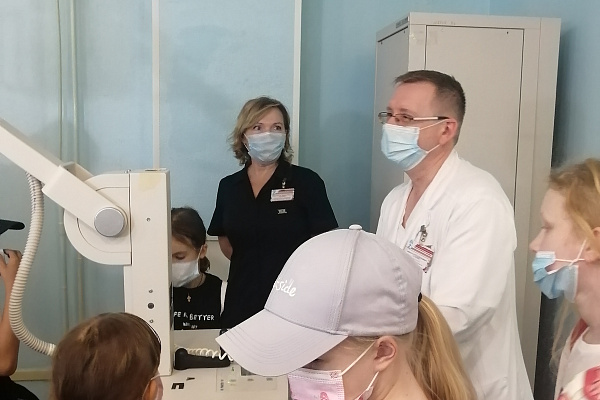 Видят людей насквозь! В Сургутской травмбольнице школьники познакомились с работой специалистов лучевой и инструментальной диагностики