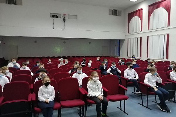 Весело, но небезопасно. Перед каникулами травматологи рассказали школьникам о рисках и последствиях зимних забав