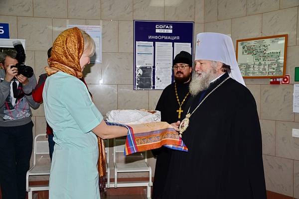 Митрополит Ханты-Мансийский и Сургутский Павел посетил юных пациентов Травматологической больницы