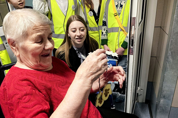 Юные десантники и автоинспекторы поздравили с Новым годом пациентов и персонал Сургутской травмбольницы