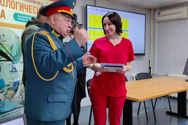 Защитникам и Патриотам! Сотрудники Сургутской травмбольницы награждены медалями общероссийской организации «Офицеры России»