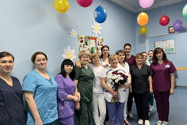 40 лет рядом с пациентами. С юбилеем трудовой деятельности в Сургутской травмбольнице поздравили медсестру-ветерана