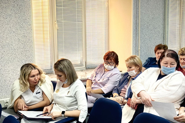 Как избежать профвыгорания и конфликтов на работе? В Сургутской травмбольнице прошла встреча коллектива с медицинскими психологами