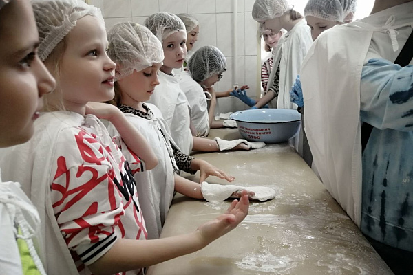 Откачать Гошу и наложить гипс другу. Во время экскурсии в Сургутскую травмбольницу школьники учились оказывать первую помощь