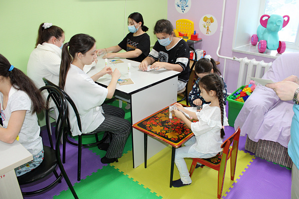 Новогоднее настроение - своими руками. Для юных пациентов травмбольницы провели творческий мастер-класс