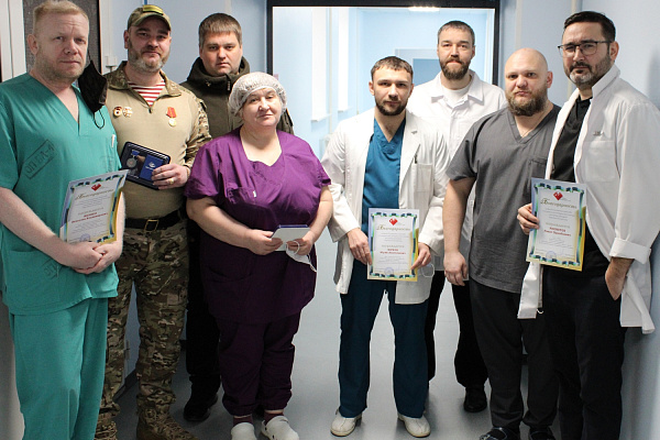 Защитники в белых халатах. Сотрудников Сургутской травмбольницы наградили за работу в зоне проведения СВО