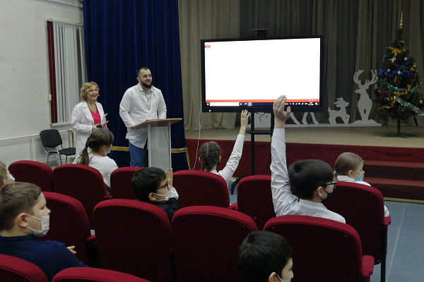 Весело, но небезопасно. Перед каникулами травматологи рассказали школьникам о рисках и последствиях зимних забав