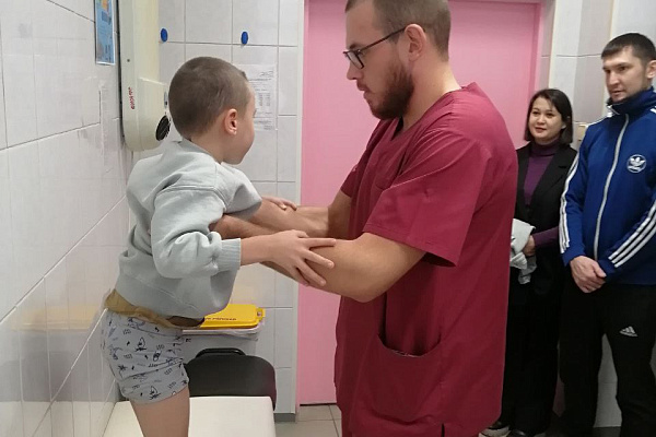 Радует врачей и родителей. 6-летний ребенок, повредивший ногу на карусели, выписан из стационара и наблюдается амбулаторно