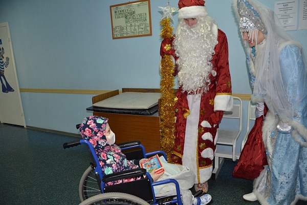 Пациенты детских отделений Травмбольницы совершили путешествие в «Зимнюю сказку»!