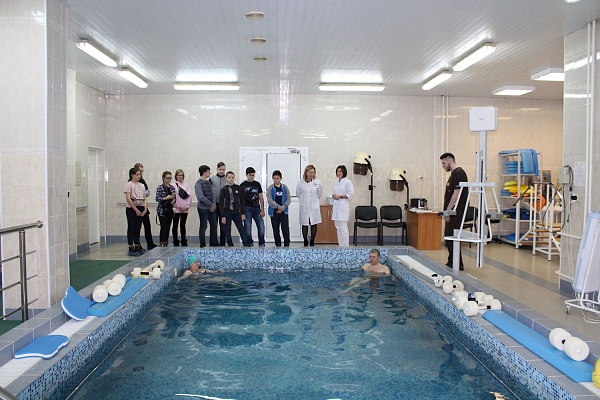 В Травмбольнице прошла экскурсия для учеников Технологической школы Сургута 