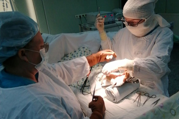 Дело тонкое. В преддверии Дня медработника – о роли микрохирургов в травматологии и о главном ювелире Сургутской травмбольницы 