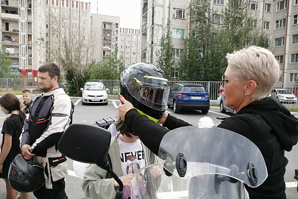 Крутые парни носят шлемы! Сургутские байкеры рассказали юным велосипедистам о важности защитной экипировки