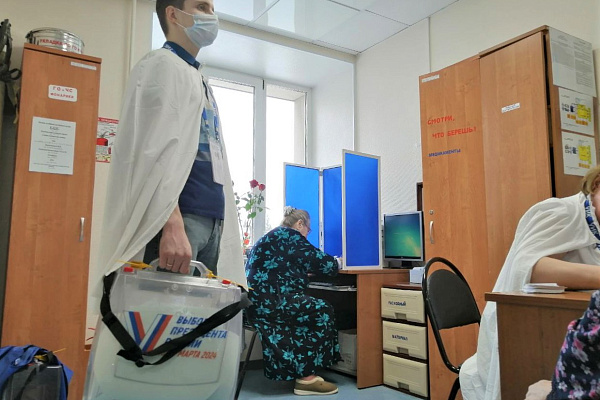 Пациенты Сургутской травмбольницы проголосовали на Выборах Президента РФ в условиях стационара