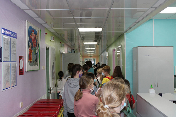 Художники во всём видят прекрасное. С аншлага в гипсовом кабинете началась очередная детская экскурсия по Травмбольнице