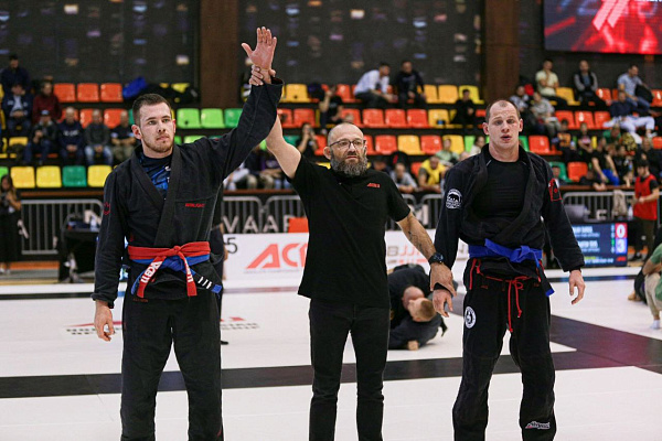 Утром – за операционным столом, вечером – на татами. Врач Сургутской травмбольницы стал 4-кратным чемпионом Югры по грэпплингу