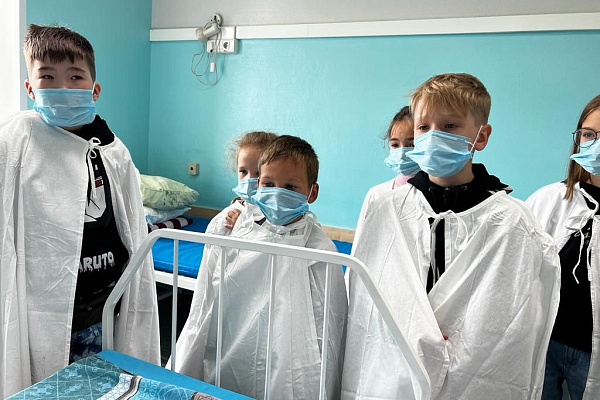 Учились накладывать гипс, общались с пациентами-сверстниками. Дети из центра «РУБУС» посетили Сургутскую травмбольницу