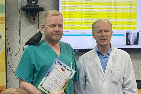 Защитники в белых халатах. Сотрудников Сургутской травмбольницы наградили за работу в зоне проведения СВО