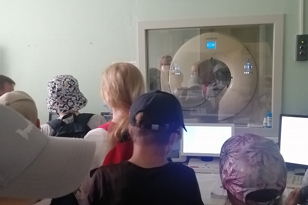 Видят людей насквозь! В Сургутской травмбольнице школьники познакомились с работой специалистов лучевой и инструментальной диагностики