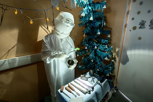 Ангелы из масок, гирлянды из пробирок. В Сургутской травмбольнице прошёл конкурс на самое оригинальное украшение отделения 