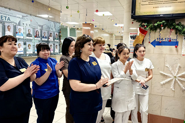 Коллектив Сургутской травмбольницы поздравляет с юбилеем одного из самых опытных сотрудников – медсестру Галину Лунгу