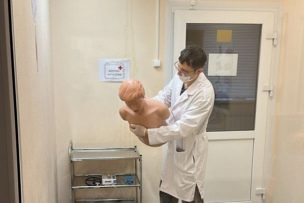 Престижно и ответственно. Врачи травмбольницы допускают к работе коллег после медицинских ВУЗов и ординатур 