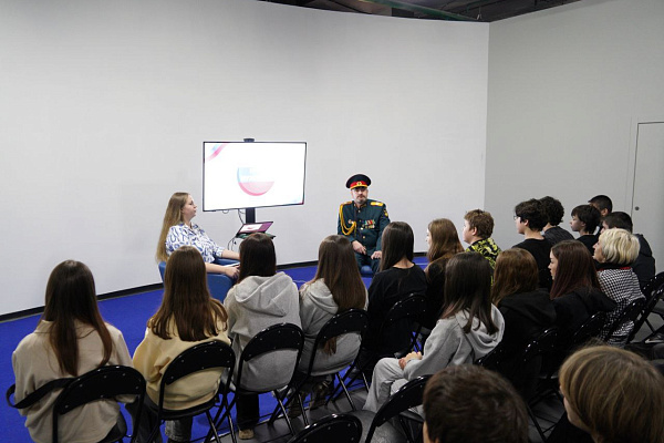 Урок мужества с участием сотрудника травмбольницы Сергея Двуличанского прошел в парке «Россия – моя история»