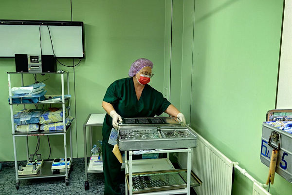 Другой мир. Операционная медсестра Сургутской травмбольницы рассказала о своём знакомстве с оперблоком и 40-летней работе