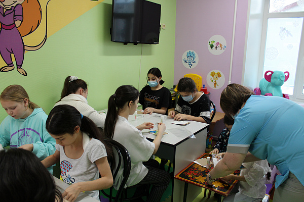 Новогоднее настроение - своими руками. Для юных пациентов травмбольницы провели творческий мастер-класс